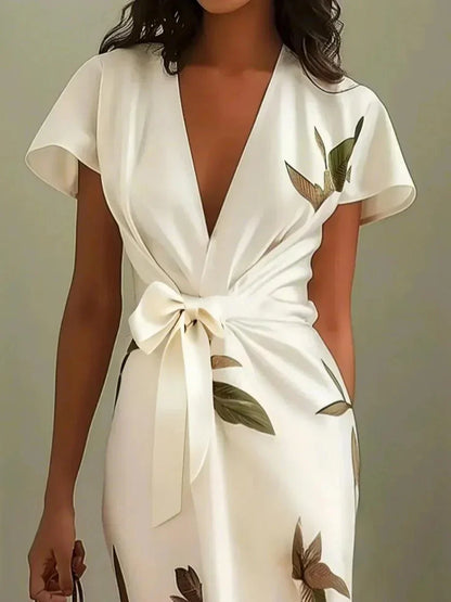 Robe ajustée Florence en satin avec manches courtes et motif de feuilles blanches