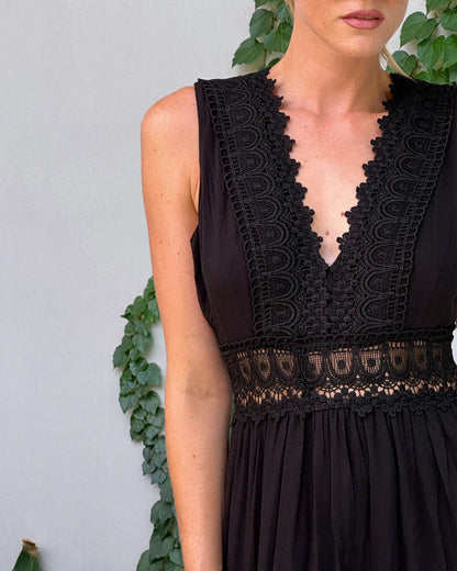 Mirna - Robe à bretelles en dentelle avec décolleté en V
