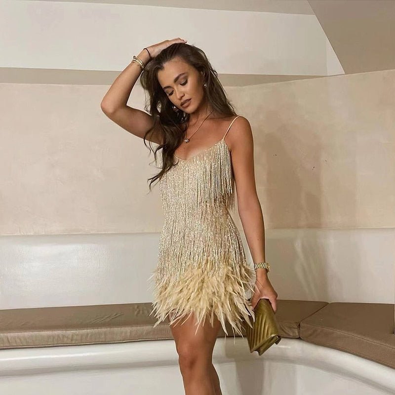 Meera - Robe de Soirée Courte Plumes, Élégante & Expressive