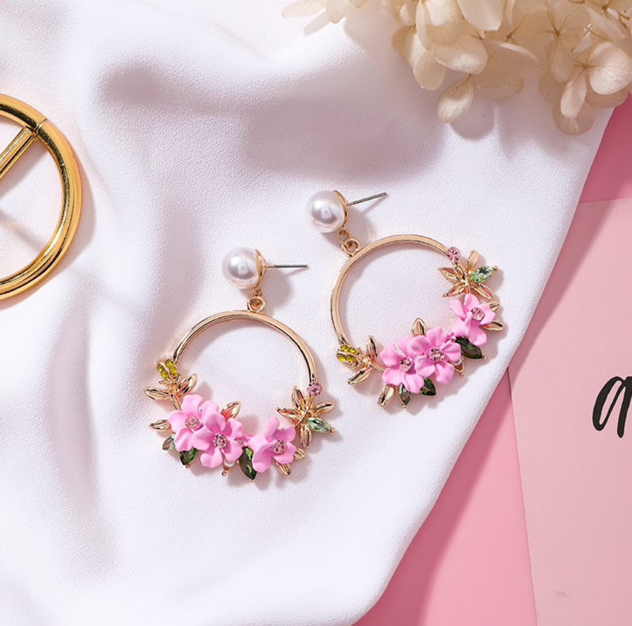 Boucles d'oreilles élégantes en or avec fleurs et perles