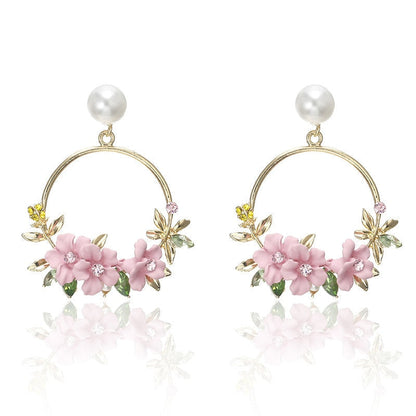 Boucles d'oreilles élégantes en or avec fleurs et perles