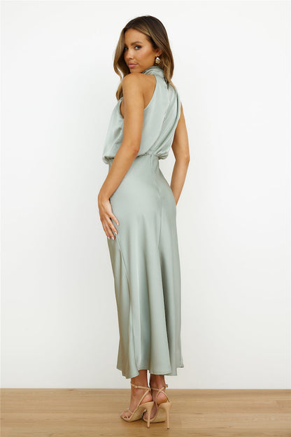 Eliana – Robe midi élégante avec décolleté asymétrique