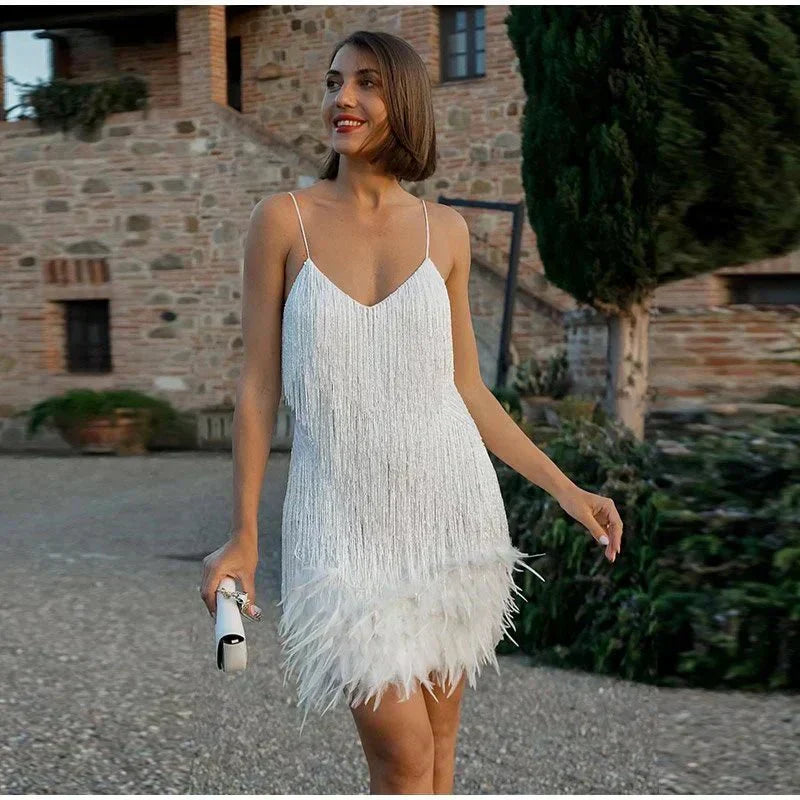 Mara - Une élégante robe de cocktail avec des ornements en plumes